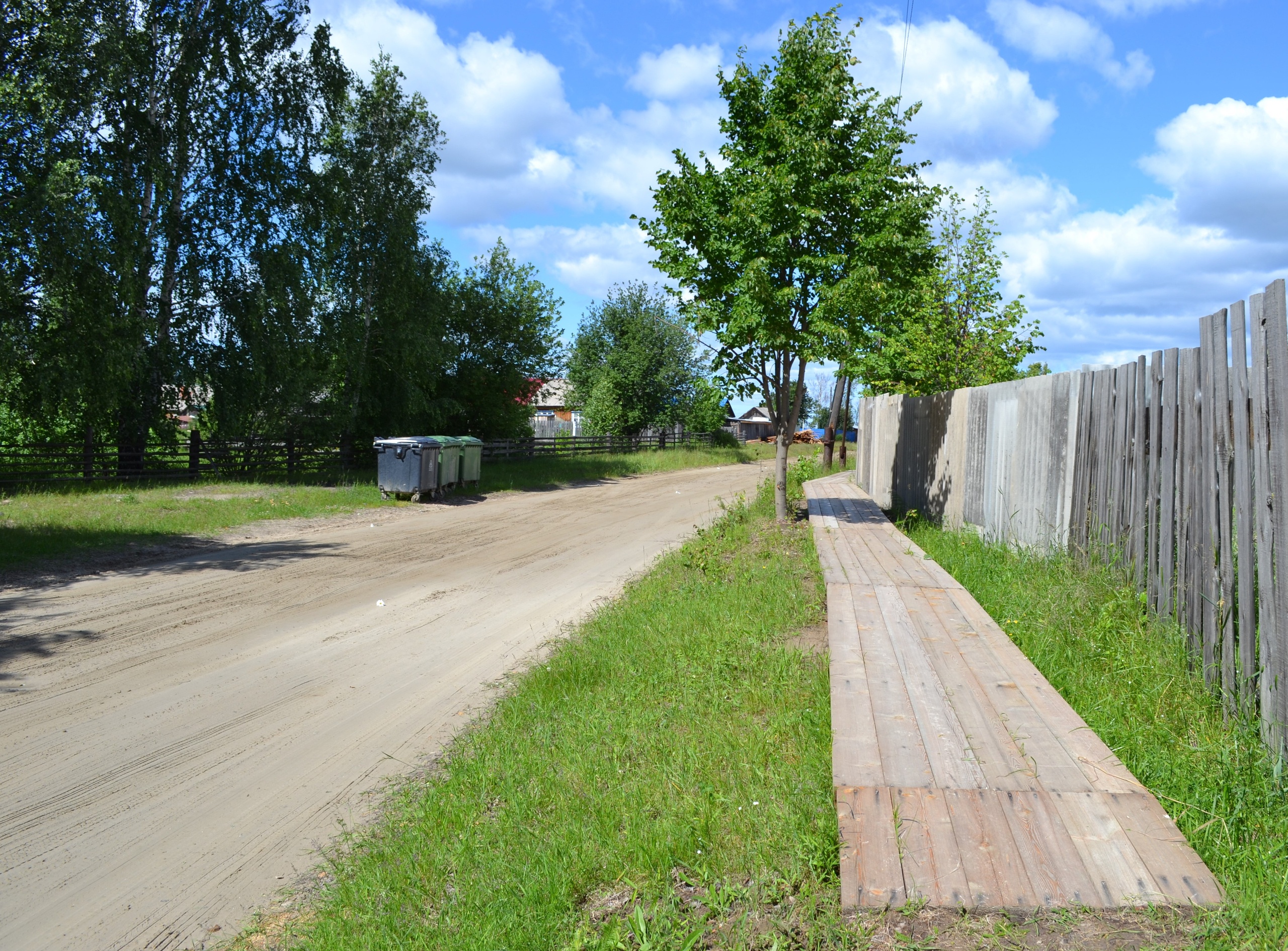 В населенных пунктах поселения продолжается строительство тротуаров.